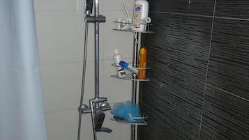 Dusche, Haartrockner, Handtücher, Toilettenpapier