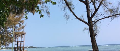 Beach nearby, sun-loungers, beach towels