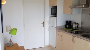 Coffee/tea maker, fridge, microwave, oven - IN THE HEART OF CAP D'ANTIBES Near the Garoupe beaches (Antibes)