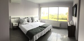 4 Schlafzimmer, Zimmersafe, Bügeleisen/Bügelbrett, WLAN