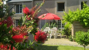 A house with a grey roof, a red umbrella, and white chairs in the garden. - comfortable house private indoor heated pool 28 ° C 450m sandy beaches (Santec)