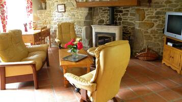 TV, caminetto, lettore DVD, tavolo da calcetto