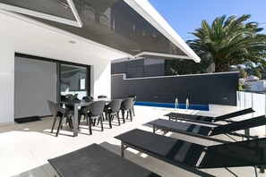 Outdoor dining - ROSES, NEAR the BEACH and  CITY CENTER.  SUPERB LUXURY VILLA WITH SWIMMING POOL (ROSAS)