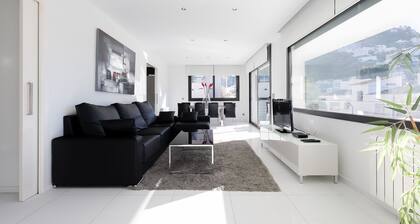 ROSAS Centro . 300 Mtr de la playa y del centro. Magnífica villa con piscina
