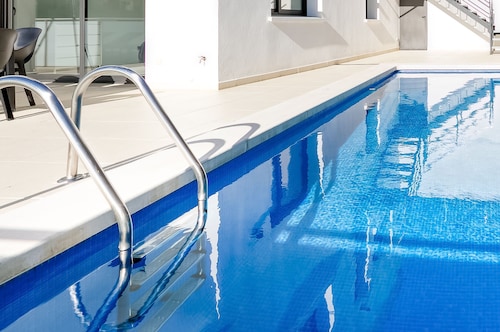 ROSES, NEAR the BEACH and CITY CENTER. SUPERB LUXURY VILLA WITH SWIMMING POOL