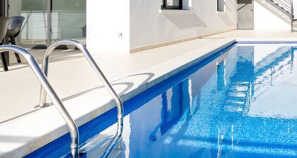 ROSES, NEAR the BEACH and CITY CENTER. SUPERB LUXURY VILLA WITH SWIMMING POOL