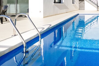 ROSES, NEAR the BEACH and  CITY CENTER.  SUPERB LUXURY VILLA WITH SWIMMING POOL