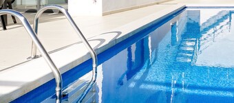 ビーチの近く、そして市の中心部近くに上昇します。 水泳プールのあるスーパーラグジュアリーヴィラ
