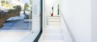 ROSES, NEAR the BEACH and  CITY CENTER.  SUPERB LUXURY VILLA WITH SWIMMING POOL