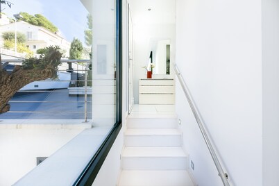 ROSES, NEAR the BEACH and  CITY CENTER.  SUPERB LUXURY VILLA WITH SWIMMING POOL