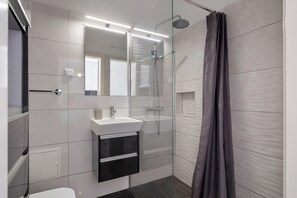 Combined shower/tub, hair dryer, towels, soap - Lovely apartment, close to all, fantastic view (Funchal)