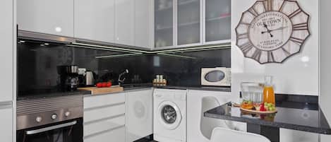 Réfrigérateur, four à micro-ondes, un four, surface de cuisson