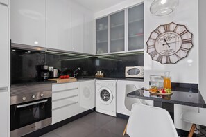 Jääkaappi, mikroaaltouuni, uuni, liesi