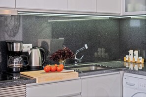 Jääkaappi, mikroaaltouuni, uuni, liesi