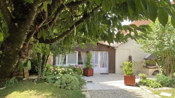 A house with a garden, a gravel path, and a wooden fence. - Successful holiday whatever the weather (Ancy-Le-Franc)