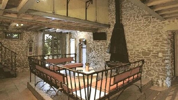 A rustic stone interior with a wooden bench and a fireplace. - Autan roses, Character Cottage in Lauragais Auriac / Vendinelle (Auriac-Sur-Vendinelle)
