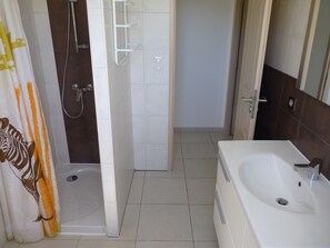 Shower, towels, toilet paper - T2, air-conditioned ground floor villa in la Campagne, near Ajaccio, 8/4 m pool. (Afa)