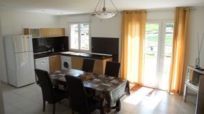 Fridge, microwave, oven, dishwasher - T2, air-conditioned ground floor villa in la Campagne, near Ajaccio, 8/4 m pool. (Afa)