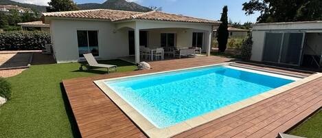 Een buitenzwembad en een verwarmd zwembad