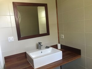 Regadera, secadora de cabello, jabón, papel de baño