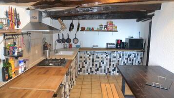 Frigorífico, microondas, horno y placa de cocina