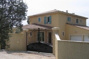 Exterior - Magnificient and modern house.  Heart of Provence. Air conditioning. (Sablet)