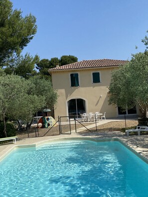 Outdoor pool - Magnificient and modern house.  Heart of Provence. Air conditioning. (Sablet)