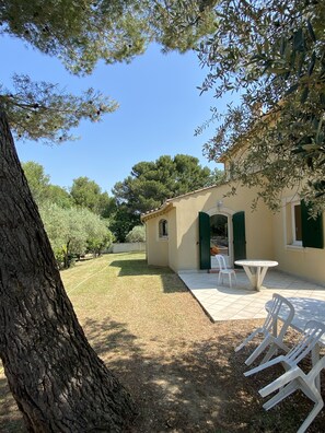 Outdoor dining - Magnificient and modern house.  Heart of Provence. Air conditioning. (Sablet)