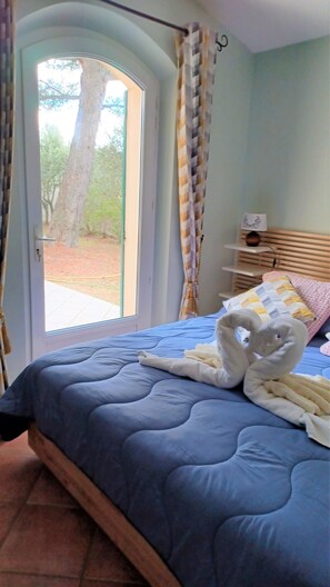 4 sovrum, skrivbord, strykjärn/strykbräda och resesäng