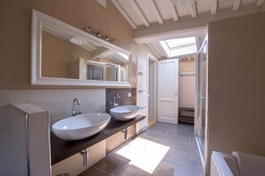 Badewanne, Haartrockner, Bidet, Handtücher