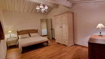 4 Schlafzimmer, Bügeleisen/Bügelbrett, Reisekinderbett, WLAN