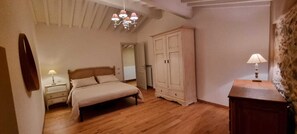 4 Schlafzimmer, Bügeleisen/Bügelbrett, Reisekinderbett, WLAN