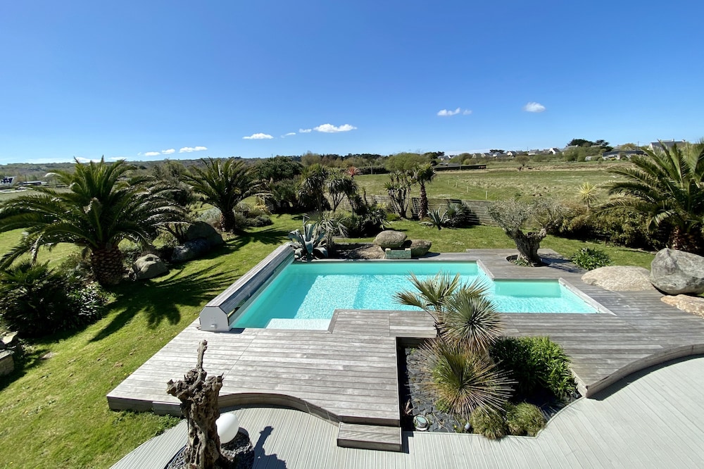 Villa with heated pool from May to mid-October 700 meters from the beach
