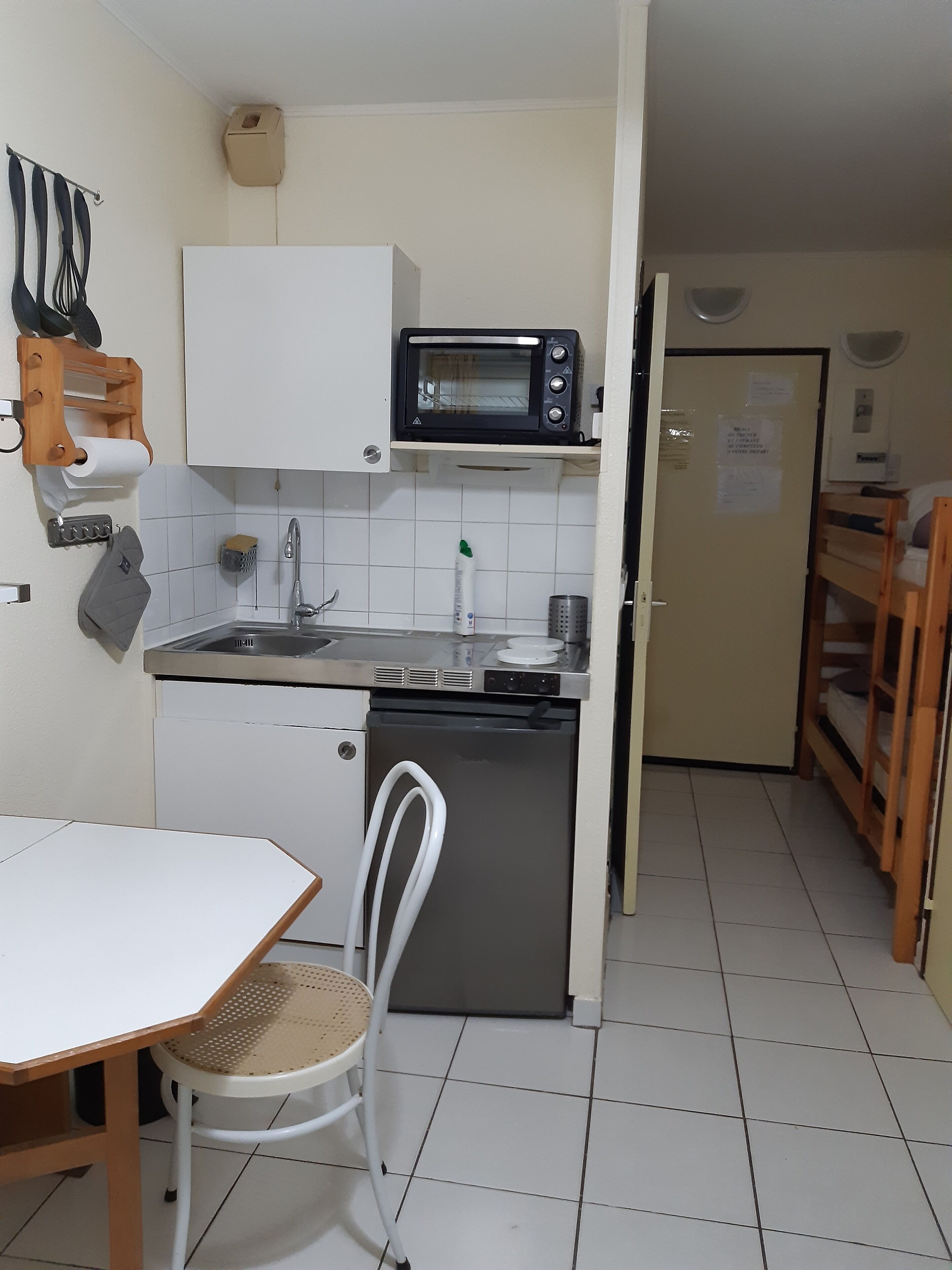 Frigorífico, microondas, horno y placa de cocina