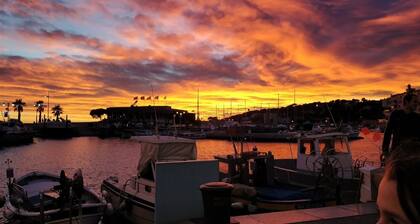 Cassis centre appartement la rade, derriĂšre le port,jolie vue et parking