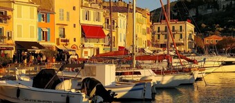 Cassis center apartment la rade, behind the harbor, nice view and parking