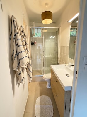 Douche, sĂšche-cheveux, savon, papier toilette