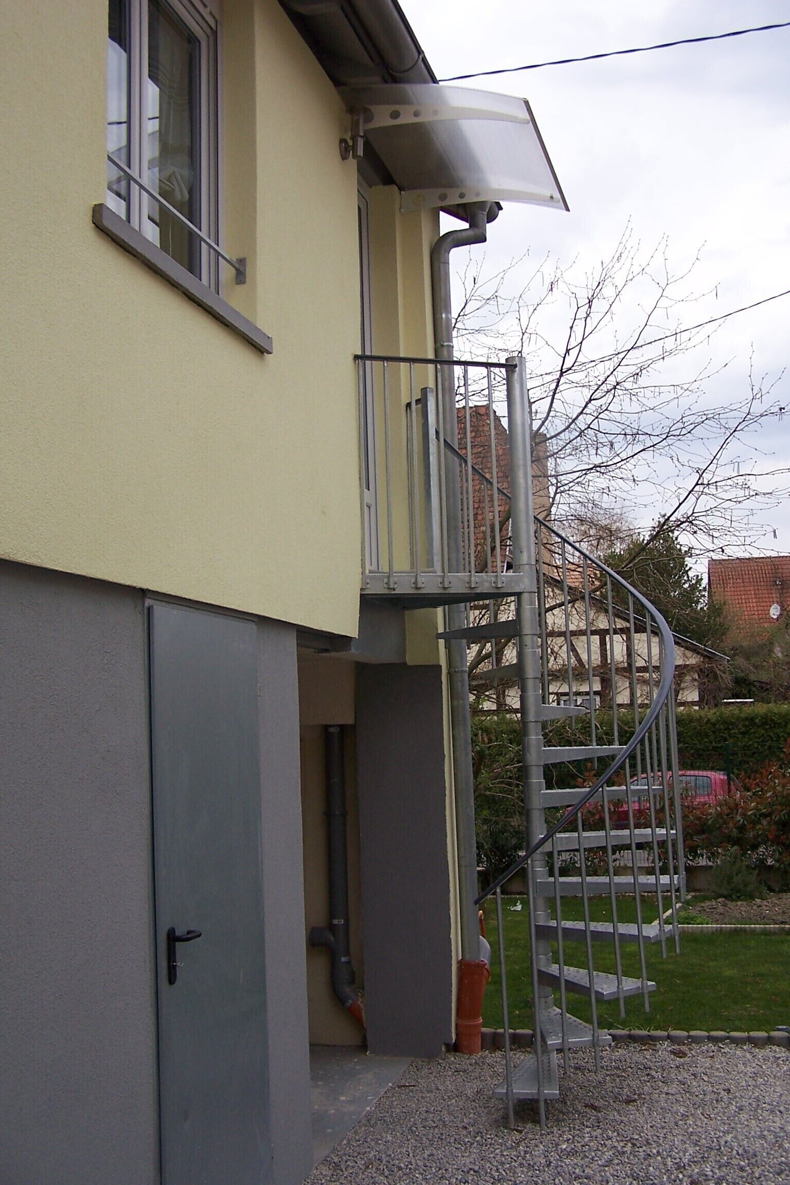 Un edificio con una scala a chiocciola che conduce a un balcone.