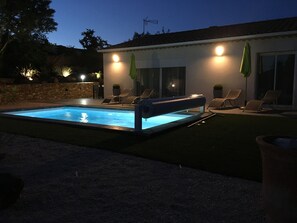 Una piscina al aire libre, una piscina climatizada