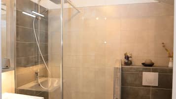 Douche, sĂšche-cheveux, papier toilette