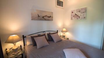 2 bedrooms, iron/ironing board, WiFi