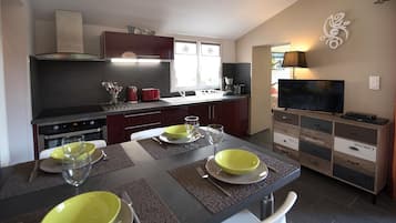 Een koelkast, een microgolfoven, een oven, een kookplaat