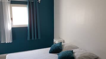 2 slaapkamers, een strijkplank/strijkijzer, beddengoed