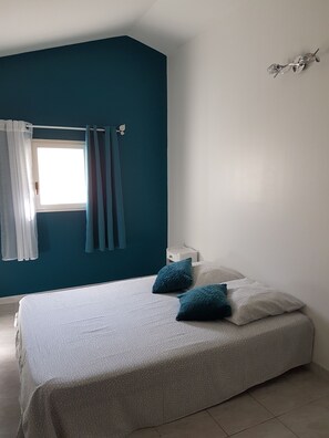 2 bedrooms, iron/ironing board, bed sheets