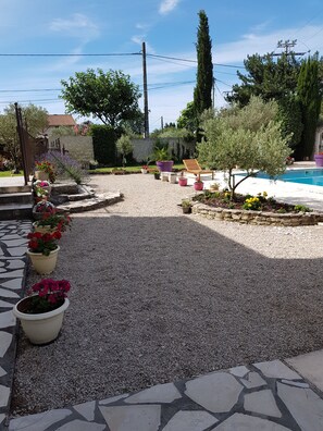 Outdoor pool - House located in the countryside (Mollégès)
