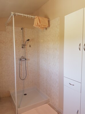Shower - House located in the countryside (Mollégès)