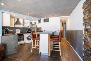 Een koelkast, een magnetron, een oven, een kookplaat