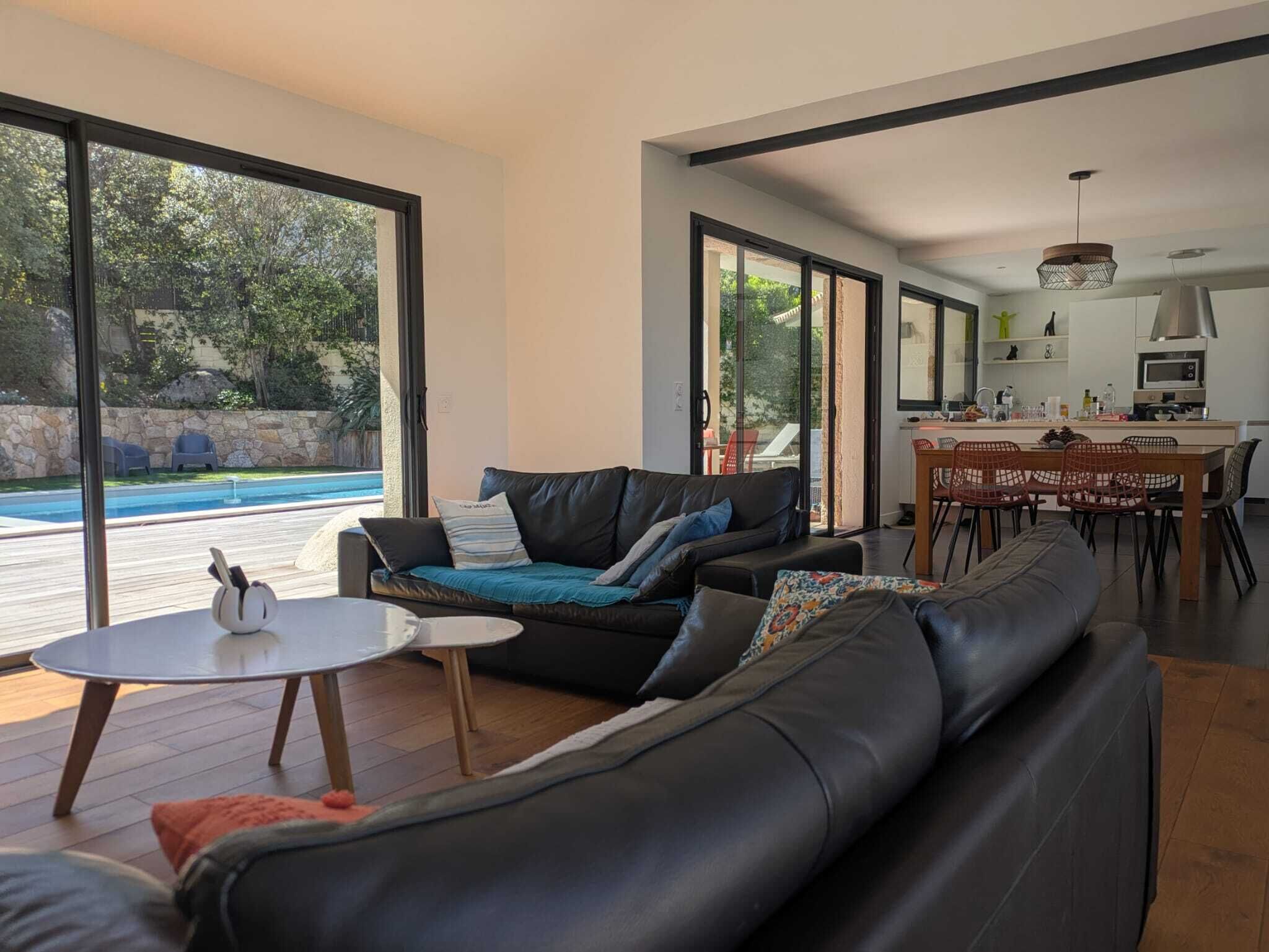 Télévision, livres, chaîne hi-fi