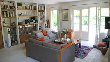 Télévision, cheminée, lecteur de DVD, table de tennis de table