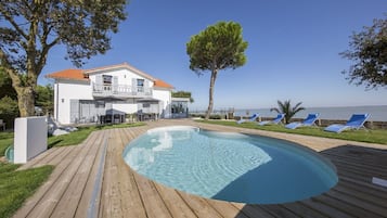 Alberca al aire libre y alberca climatizada